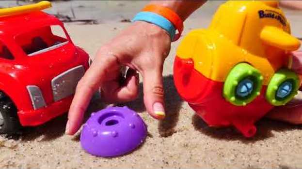 Video Giocattoli per bambini: Un piccolo sottomarino gioca sulla spiaggia auf Deutsch