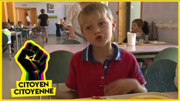 Video La cantine des enfants fait travailler tout le village en Español