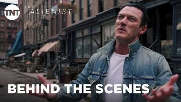 Видео The Alienist: Luke Evans Gives A Tour of the Set - Series Premiere January 22, 2018 [BTS] | TNT на русском