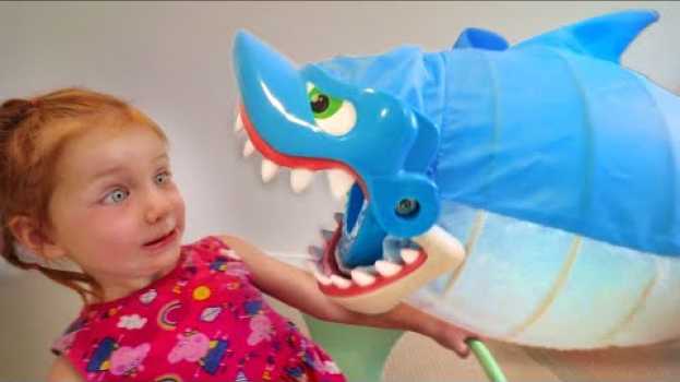 Video DON'T GET CAUGHT!! Adley reviews Shark Bite pool toy with Mom (mystery guest) auf Deutsch