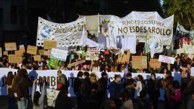 Video Activistas salen a las calles para realizar una huelga global por el clima auf Deutsch