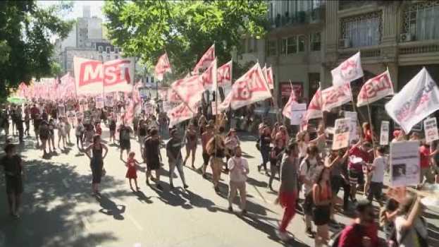 Video Manifestantes argentinos rechazan un posible acuerdo del Gobierno con el FMI in English